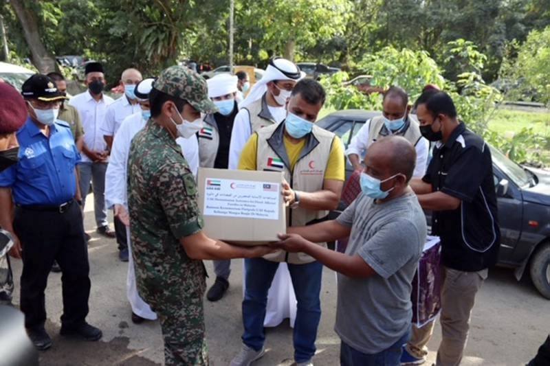阿联酋向马来西亚的洪水灾民分发了 250 吨救援物资