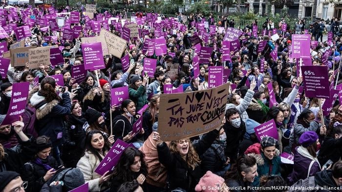 法国：数万人抗议针对妇女的暴力行为