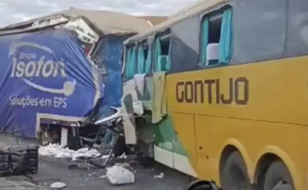巴西东南部两车相撞造成4死32伤
