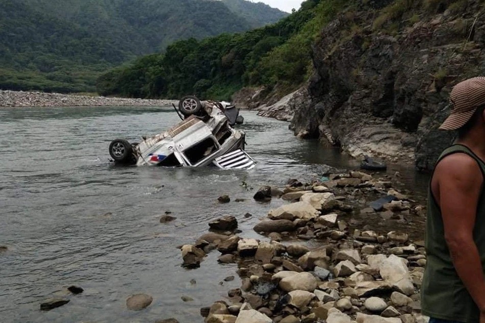 菲律宾卡林嘎省一休旅车坠入山沟 致四人死亡