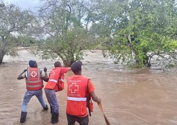 肯尼亚一辆卡车被洪水冲走已致5人死亡