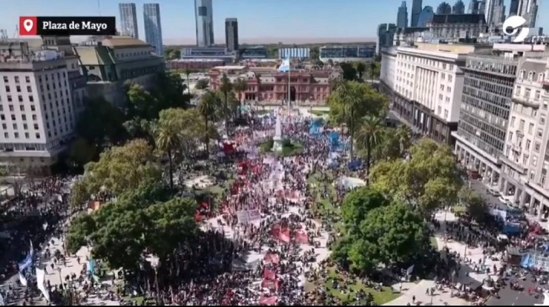 阿根廷数千名阿根廷人在布宜诺斯艾利斯举行示威，抗议生活费用的上涨。