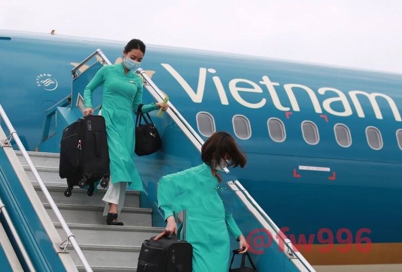 越南或明年1月重开常规国际航线.越南航空局5日向交通运输部提交了关于重新开通国际航线计划的公函。越南航空局建议重新开通常规国际航线。其中，在第一阶段将为越南公民重新开通组合式航班。同时，在富国市、庆和省、广宁省等地方组织试点迎接国际游客的航班。