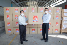 中国驻新加坡使馆向在新中国籍务工人员发放“春节包”