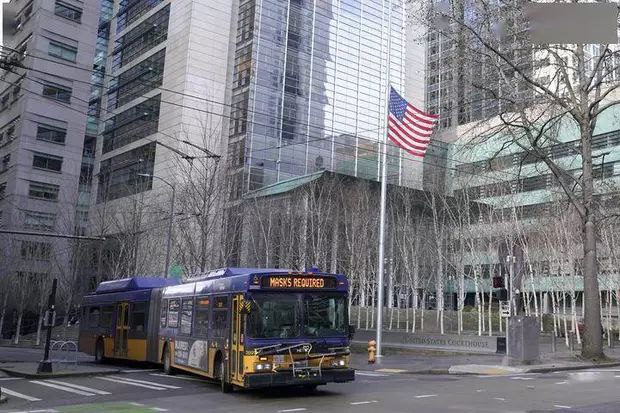美国西雅图一公交车撞上大楼致十余人死伤