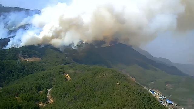 韩国庆尚南道陕川郡发生山火 附近居民被疏散
