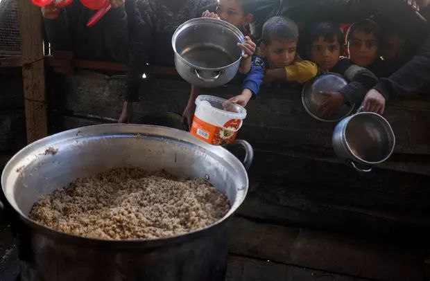 加沙北部儿童死于饥饿空投物资难解饥荒威胁