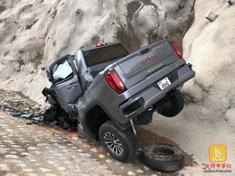 一年轻司机在拉斯海马山路发生事故，导致车毁人亡