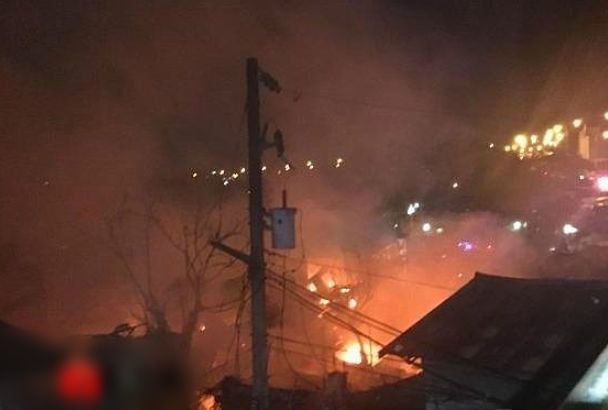 菲律宾巴兰玉计市居民区突发大火，导致大约100所房屋被烧毁