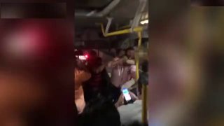 欲望强烈  巴西男子拉开了下面裤子的拉链车上性骚扰女乘客