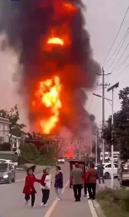 四川雅安境内一油罐车发生爆炸燃烧