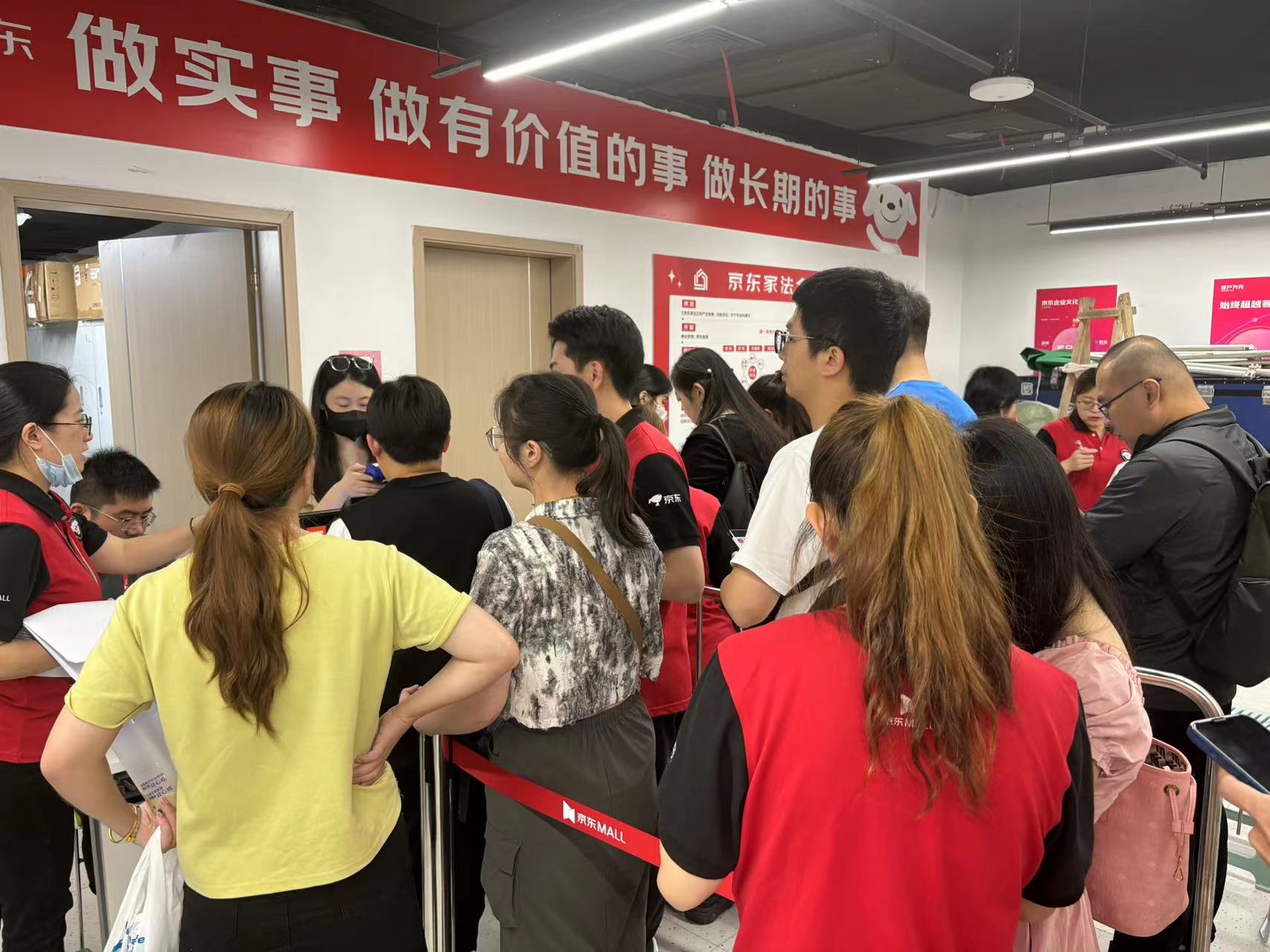 5月2日晚十点，在广州还有消费者排队办理家电以旧换新手续。 摄影/第一财经记者王珍