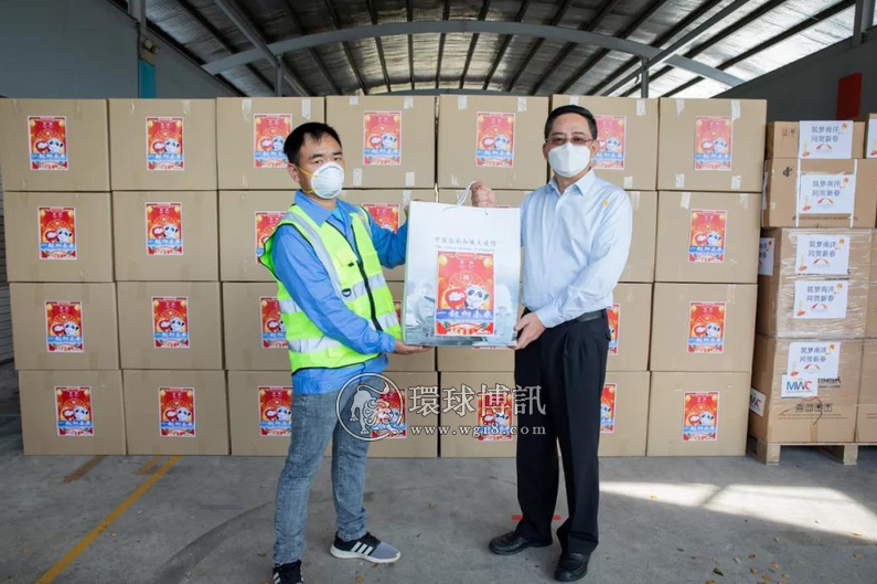 中国驻新加坡使馆向在新中国籍务工人员发放“春节包”