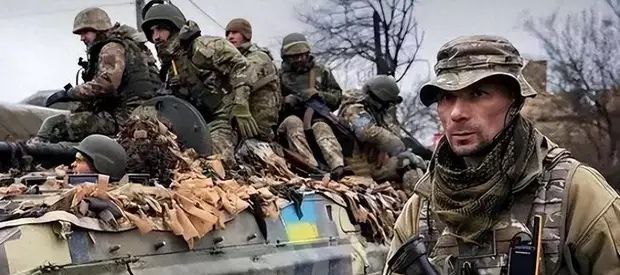 乌军枪口瞄准俄盟友两万乌军集结