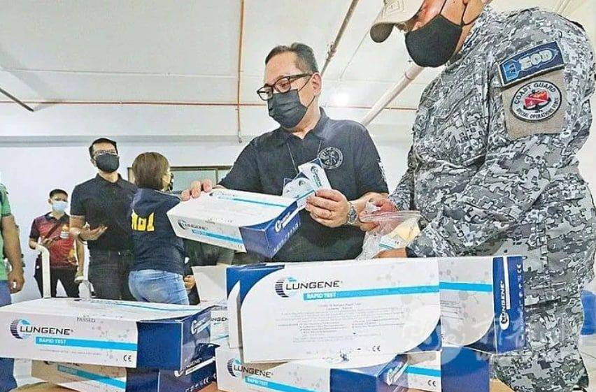 菲律宾执法人员查获百余盒未经授权检测试剂盒 逮捕1中国男子！