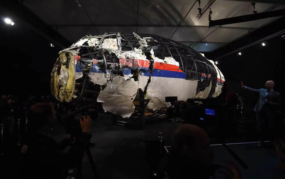 经过复原整理的马航MH17客机残骸。图源：新华社