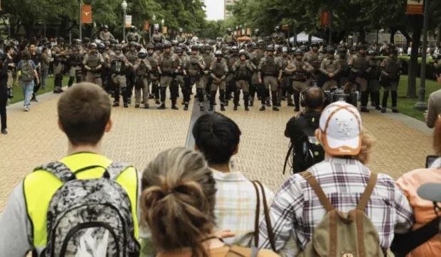 美国警方在哥伦比亚大学和纽约市立学院共逮捕了约300人
