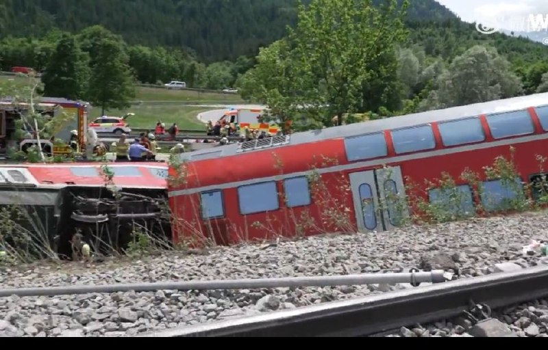 德国巴伐利亚州火车出轨事故，到现在已经造成4人死亡，30人受伤，巴伐利亚内政部长赫尔曼说，仍然不能排除在脱轨和倾覆的火车下还有更多的死者。 巴伐利亚州交通部长伯恩赖特表示，初步判断此次事故是由技术故障引起。