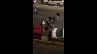 港媒曝光两黑帮11日凌晨火拼视频：在尖沙咀街头大打出手，有人倒地被围殴