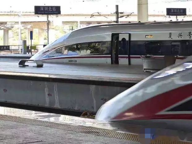 泰国一参加葬礼皮卡与火车相撞5死2伤